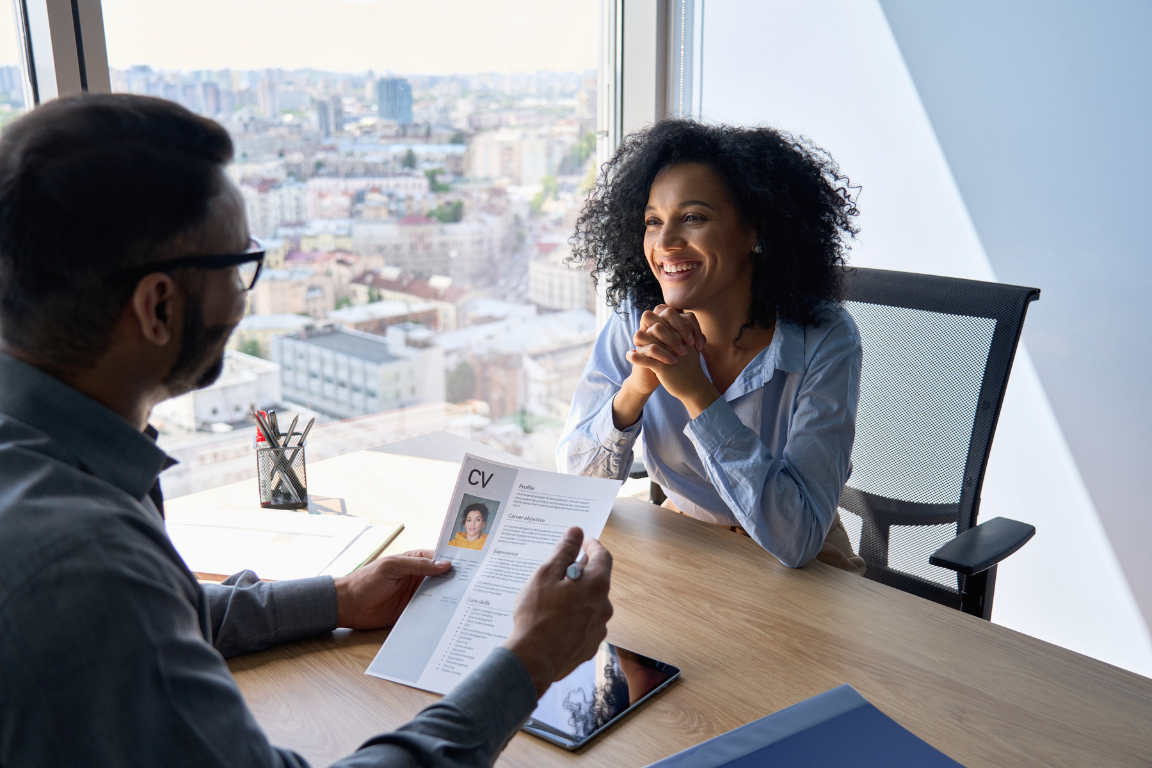 Dicas essenciais para chamar a atenção dos empregadores no Jornalismo