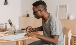 Como definir a linguagem do seu texto jornalístico no digital