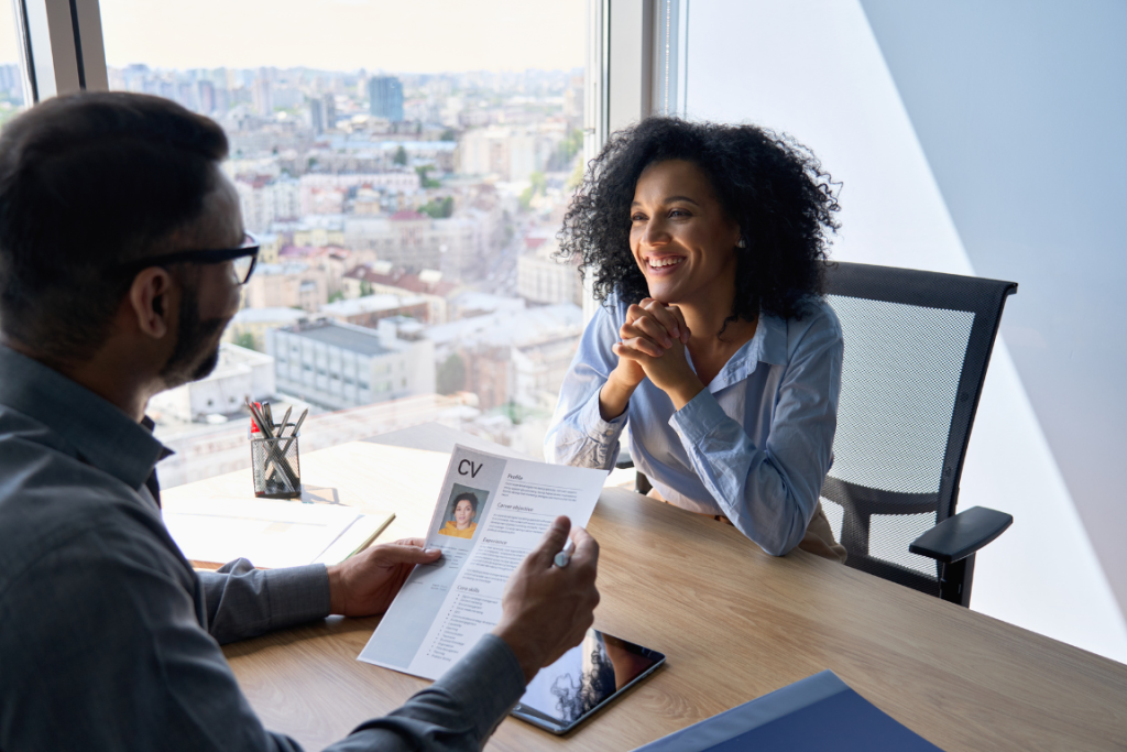 Dicas essenciais para chamar a atenção dos empregadores no Jornalismo